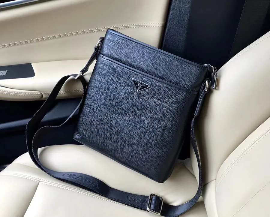 PRADA 简约大气手袋