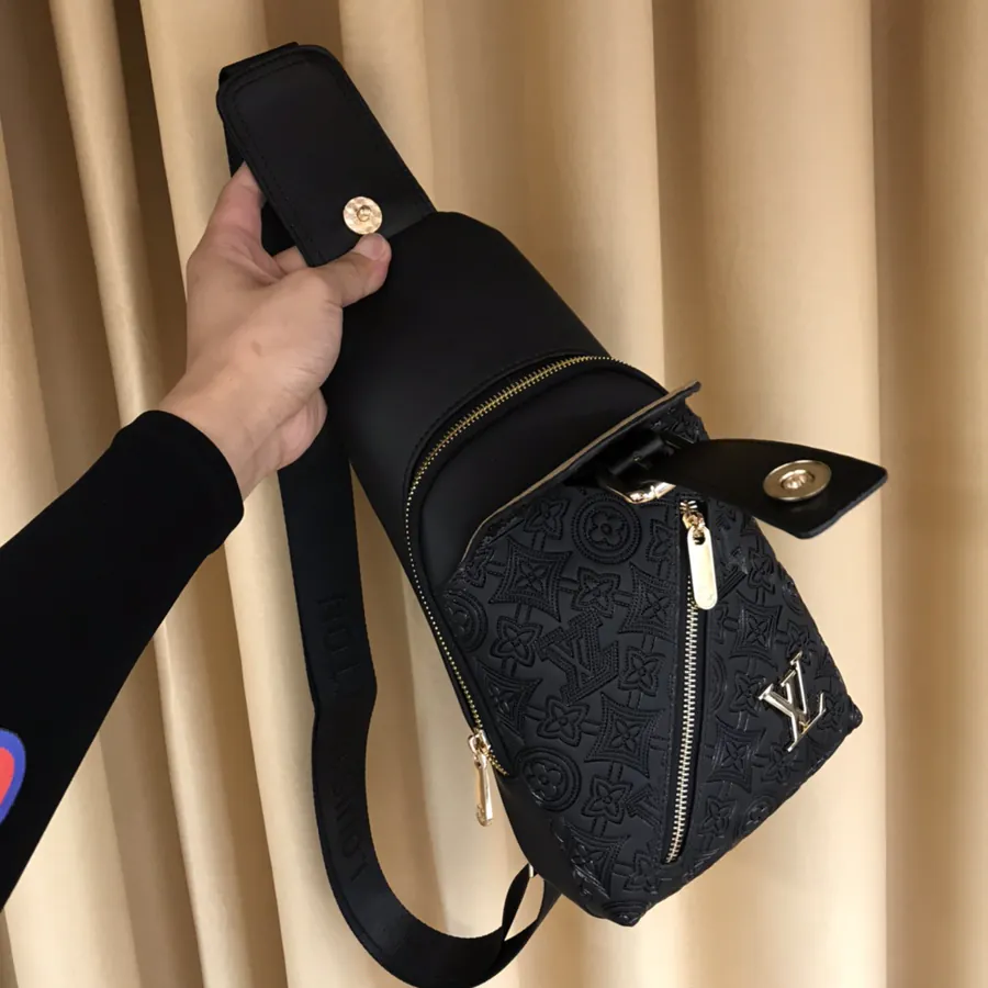 V Family Chest Bag in Black