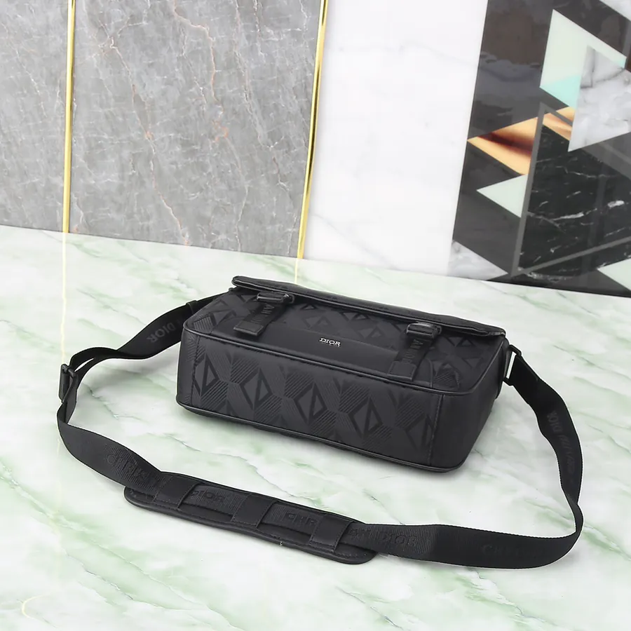 Explorer Messenger Bag Classic Design with High Fashion Touch