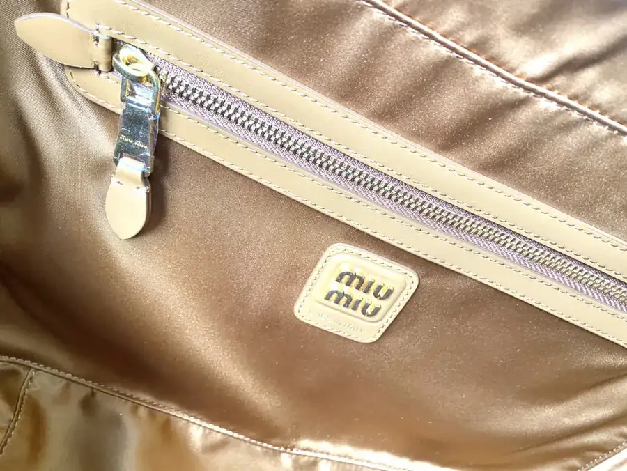 Beau Handbag in Grained Calfskin
