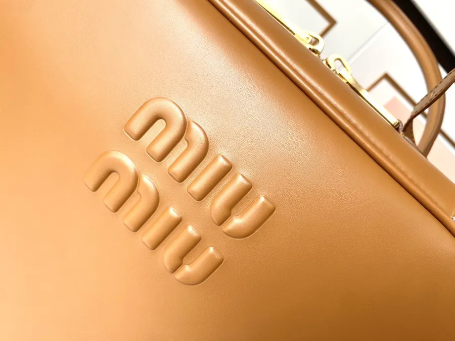 Beau Handbag in Grained Calfskin