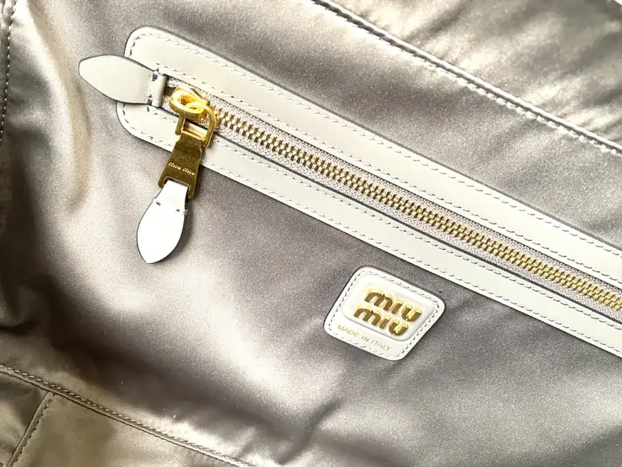 Beau Handbag in Grained Calfskin
