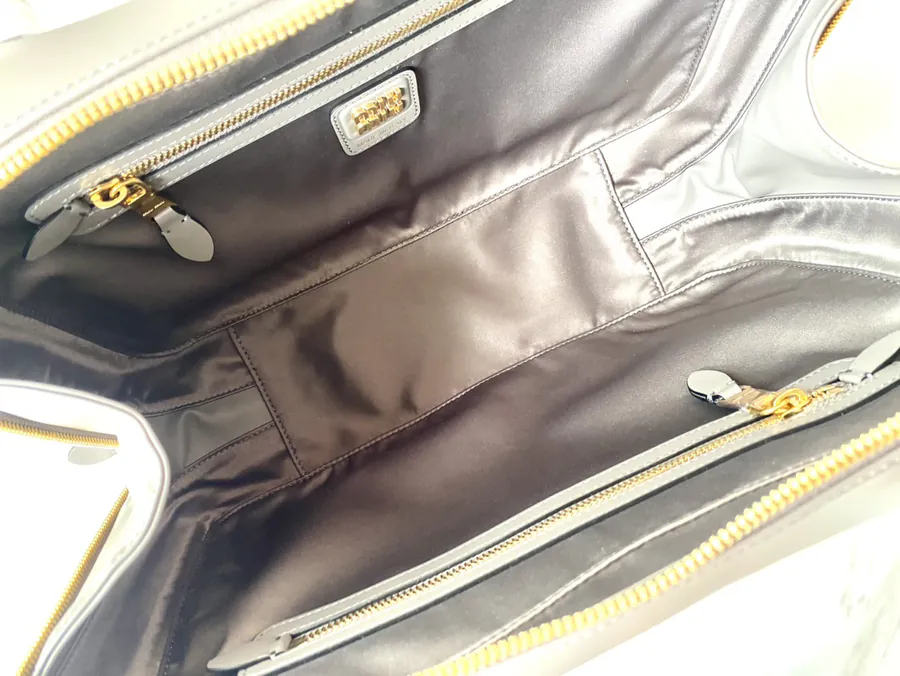 Beau Handbag in Grained Calfskin