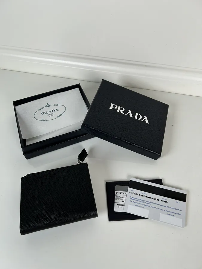 P House Latest Triangle Micro Logo Card Case