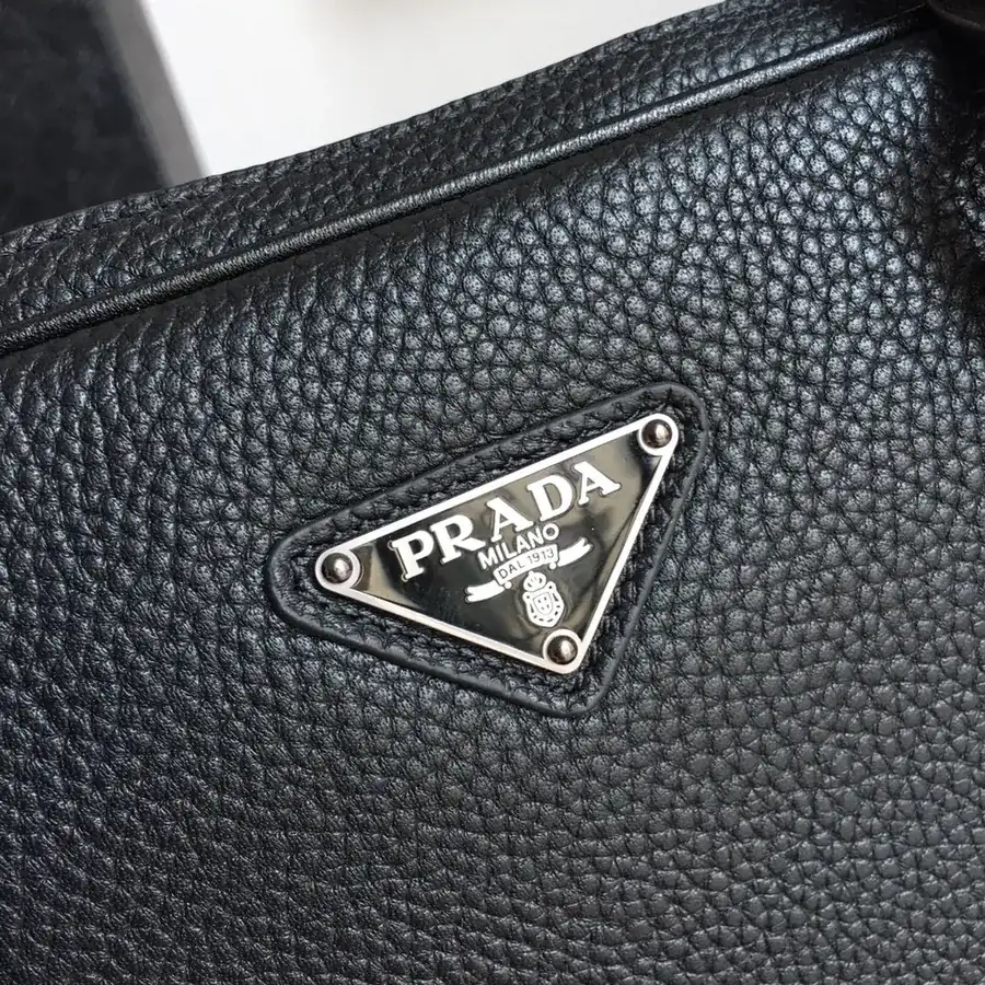 P Brand New 2VE368 Grained Calfskin Bag