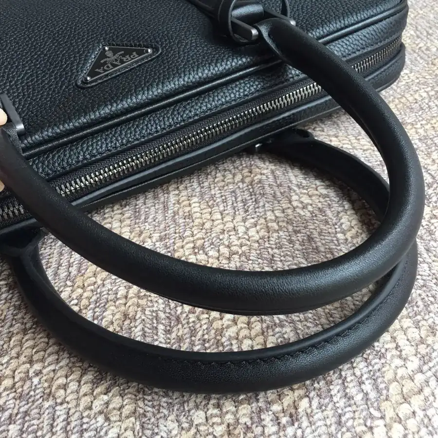 P Brand New 2VE368 Grained Calfskin Bag