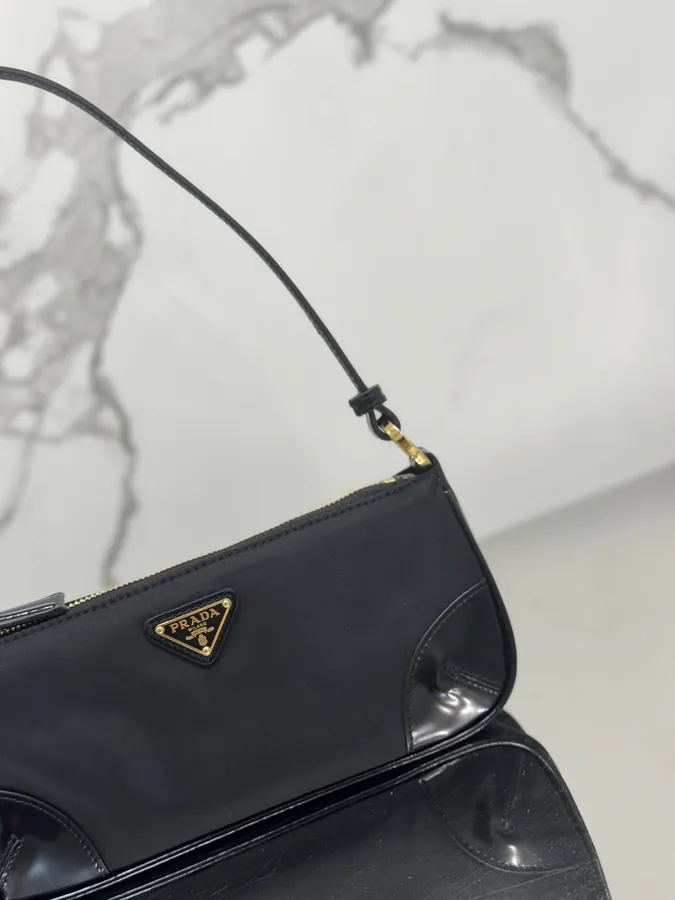 Re Edition 2002 Shoulder Bag