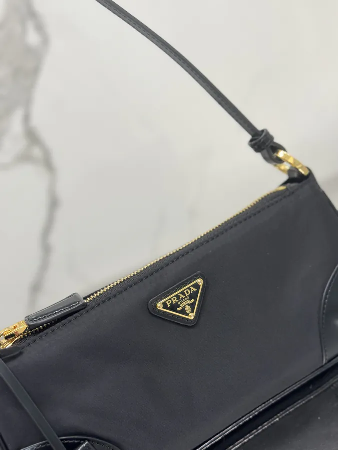 Re Edition 2002 Shoulder Bag