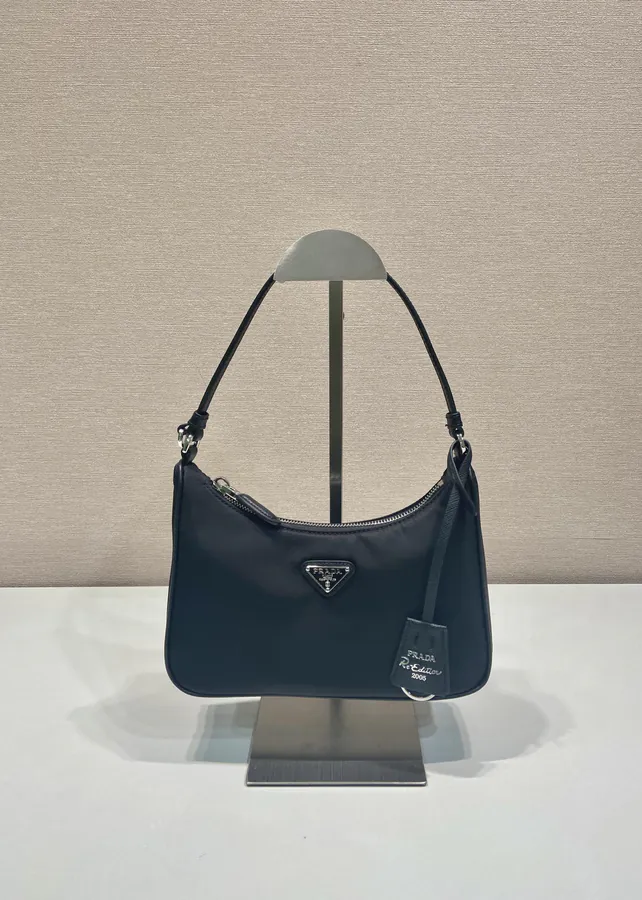 Re Edition 2005 Hobo Bag with White Leather and Gold Hardware