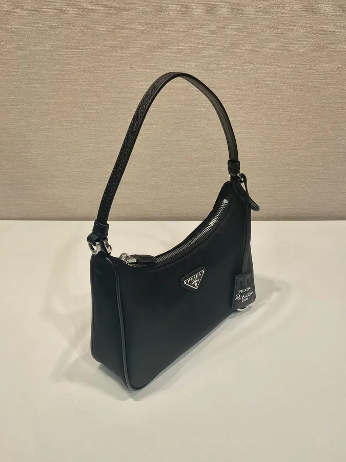 Re Edition 2005 Hobo Bag with White Leather and Gold Hardware