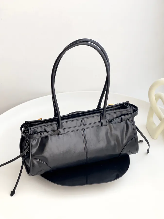Ada New Trendy Star Mini Soft Lux Bag with Vintage Baguette Shape and Oiled Leather