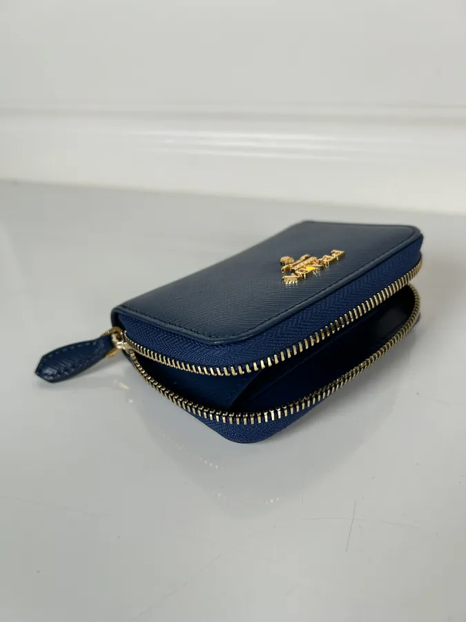 P Brand Crosshatch Wallet Classic Zip Design