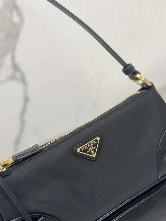 Re Edition 2002 Shoulder Bag