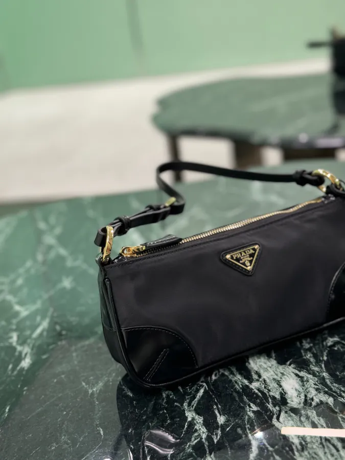 Re Edition 2002 Shoulder Bag
