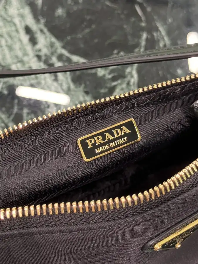 Re Edition 2002 Shoulder Bag