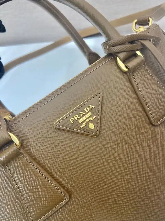 Classic Bestseller 1BA896 Galleria Handbag