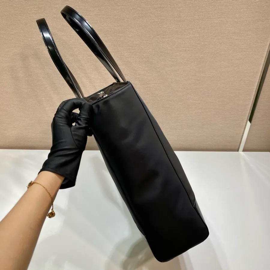 Re Nylon Tote Bag 2VG071
