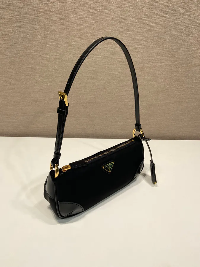 Elegant and Minimalist Re Edition 2002 Crossbody Bag