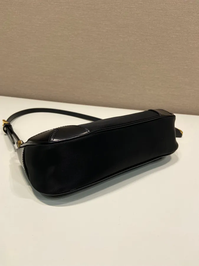 Elegant and Minimalist Re Edition 2002 Crossbody Bag