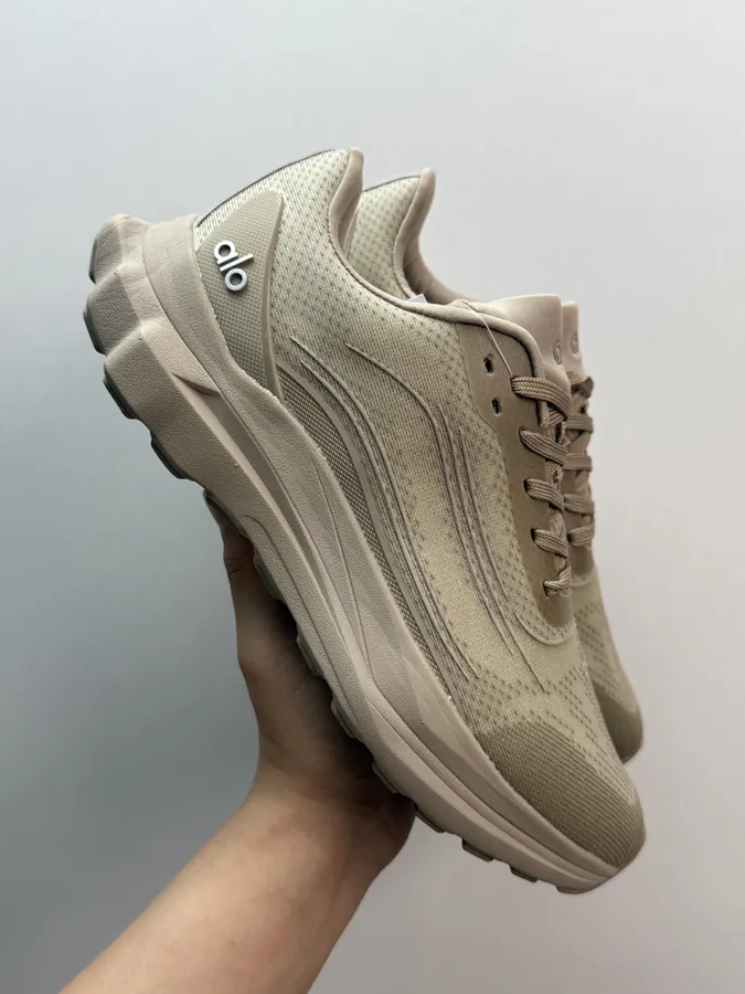 Alo Yoga Alo Runner in Gray Brown