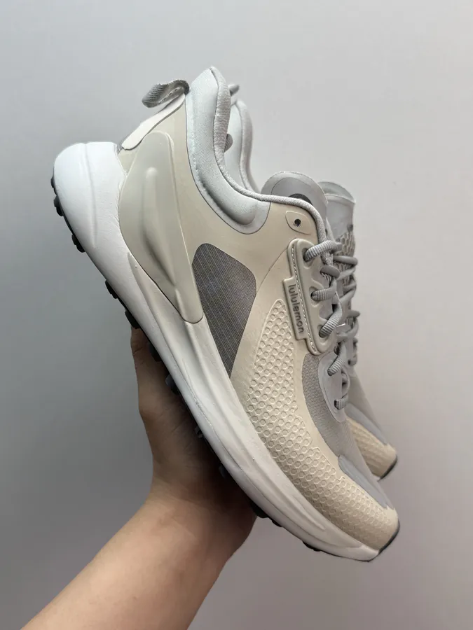Lululemon Blissfeel Trail in Gray