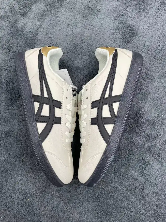 Asics Onitsuka Tiger TOKUTEN Stylish Sneaker with Unique Color and Material
