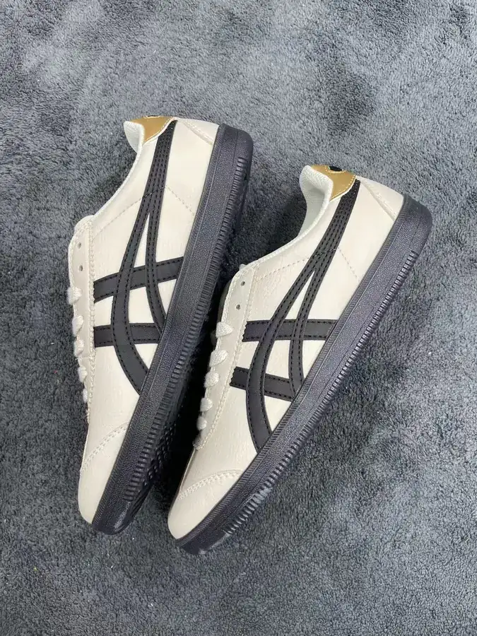 Asics Onitsuka Tiger TOKUTEN Stylish Sneaker with Unique Color and Material