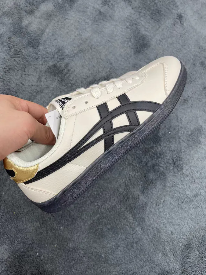Asics Onitsuka Tiger TOKUTEN Stylish Sneaker with Unique Color and Material