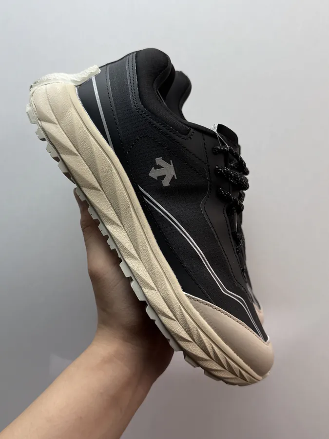 DESCENTE Terrain D Black Sleek and Refined Footwear