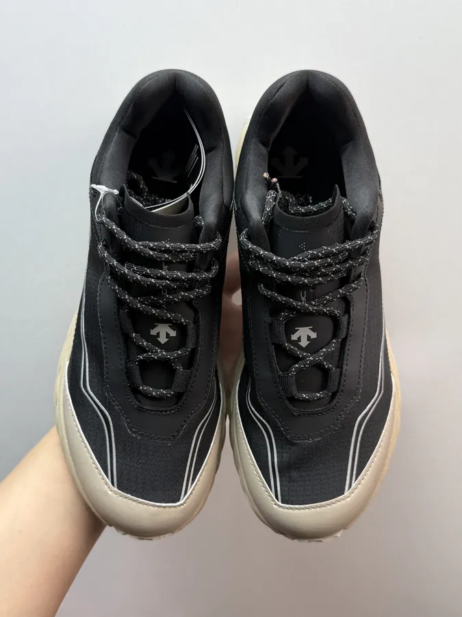 DESCENTE Terrain D Black Sleek and Refined Footwear