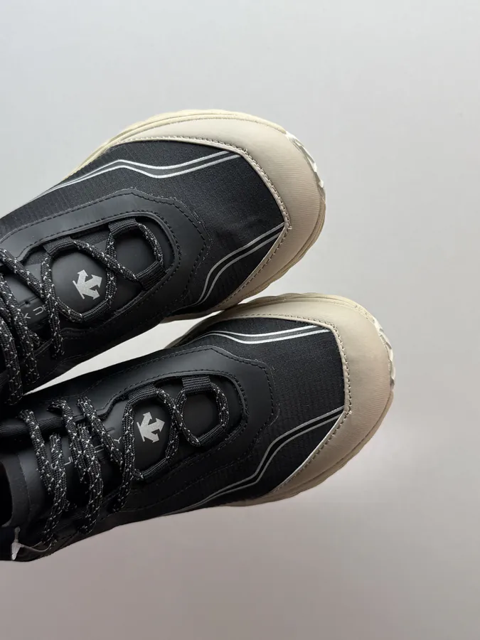 DESCENTE Terrain D Black Sleek and Refined Footwear