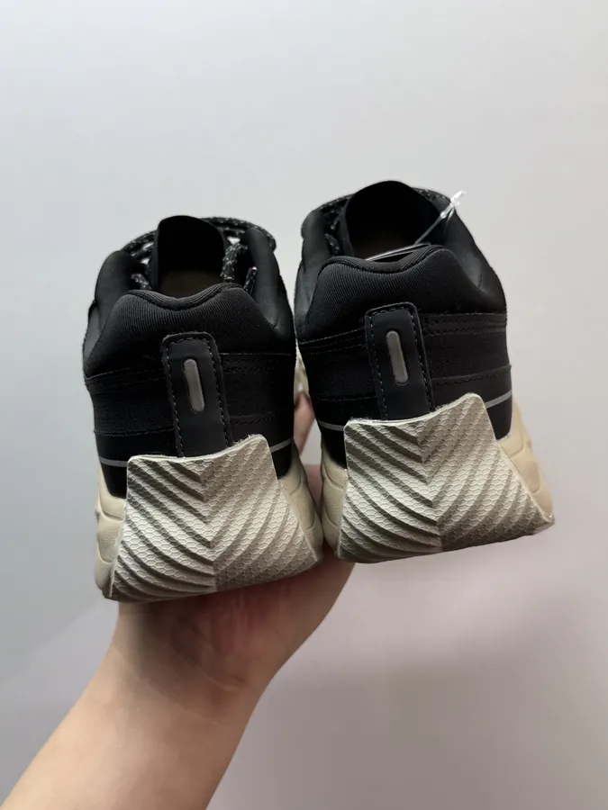 DESCENTE Terrain D Black Sleek and Refined Footwear
