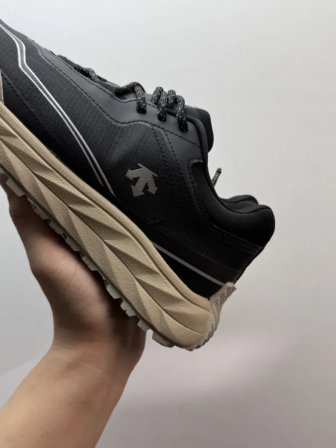DESCENTE Terrain D Black Sleek and Refined Footwear