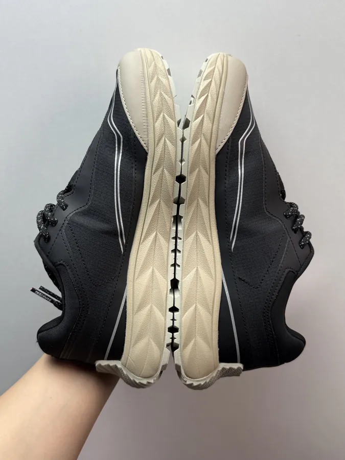 DESCENTE Terrain D Black Sleek and Refined Footwear