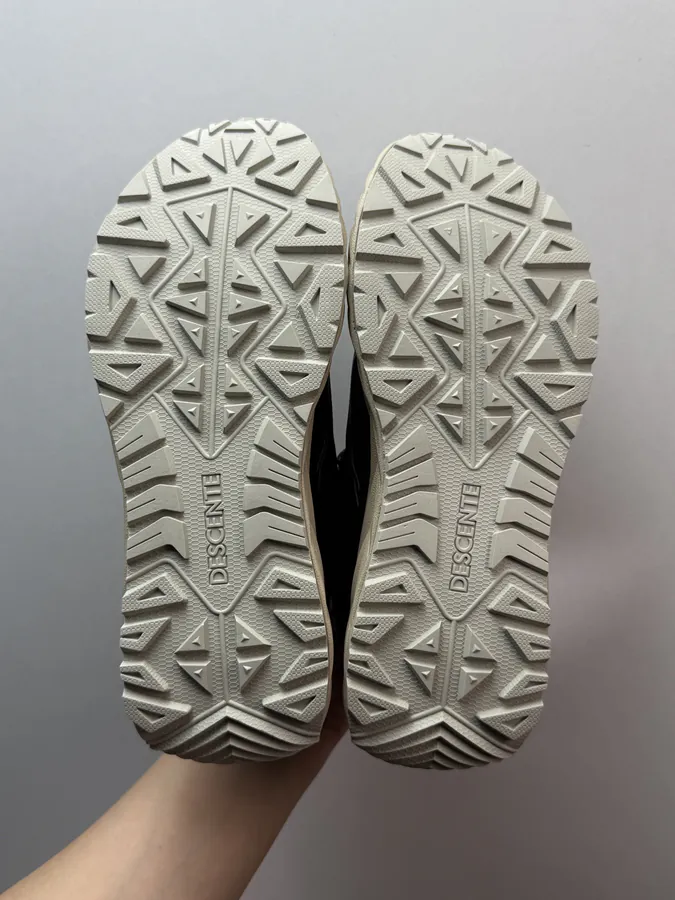 DESCENTE Terrain D Black Sleek and Refined Footwear