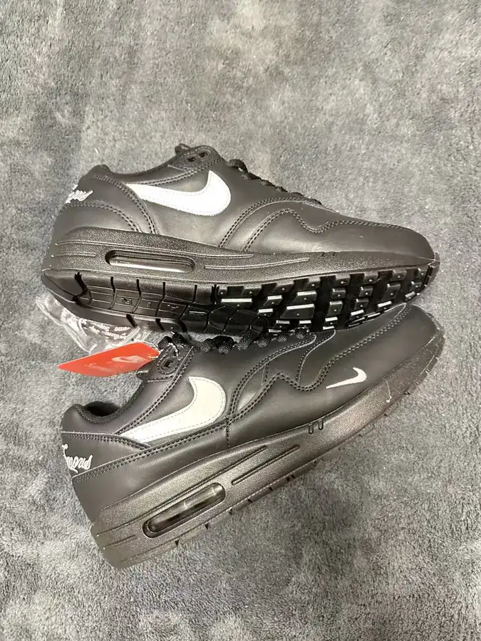 Supreme x Nike Air Max 1 87 Low Top Sneaker
