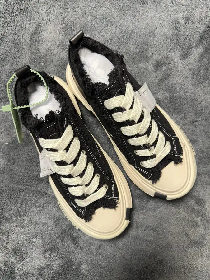 SMILEREPUBLIC Inception 70s Rice Pom Fuzz Low Top Canvas Shoes