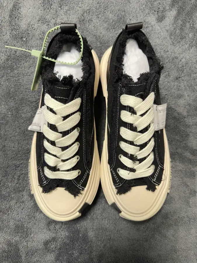 SMILEREPUBLIC Inception 70s Rice Pom Fuzz Low Top Canvas Shoes