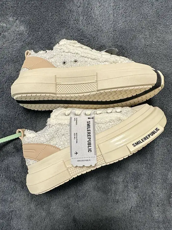 SMILEREPUBLIC Inception 70s Rice Pom Fuzz Low Top Canvas Shoes