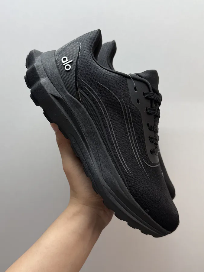 Alo Yoga Alo Runner in Black