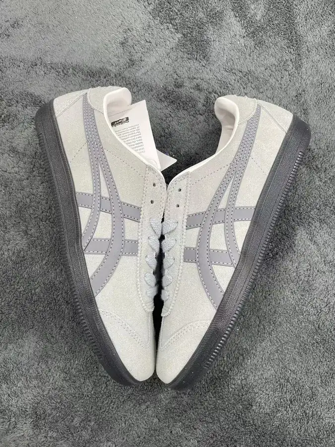 Asics Onitsuka Tiger TOKUTEN Stylish Sneaker with Unique Color and Material