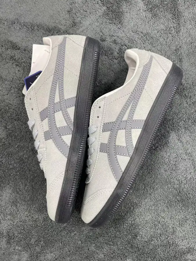 Asics Onitsuka Tiger TOKUTEN Stylish Sneaker with Unique Color and Material