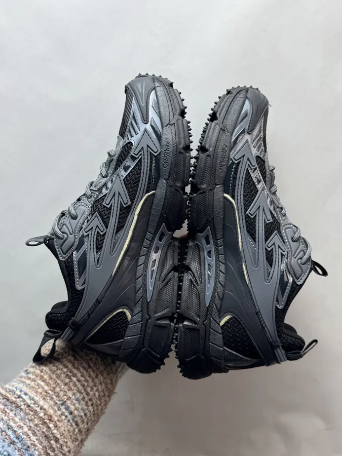 OFF WHITE Be Right Back Black Sneaker