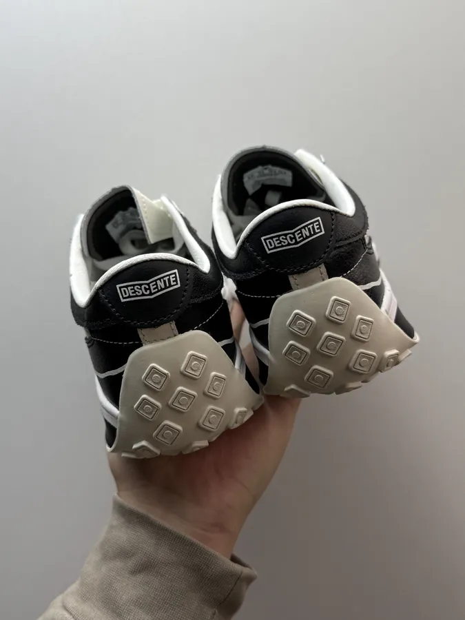 Custom Sneaker DESCENTE Sport Style Series, Black and White