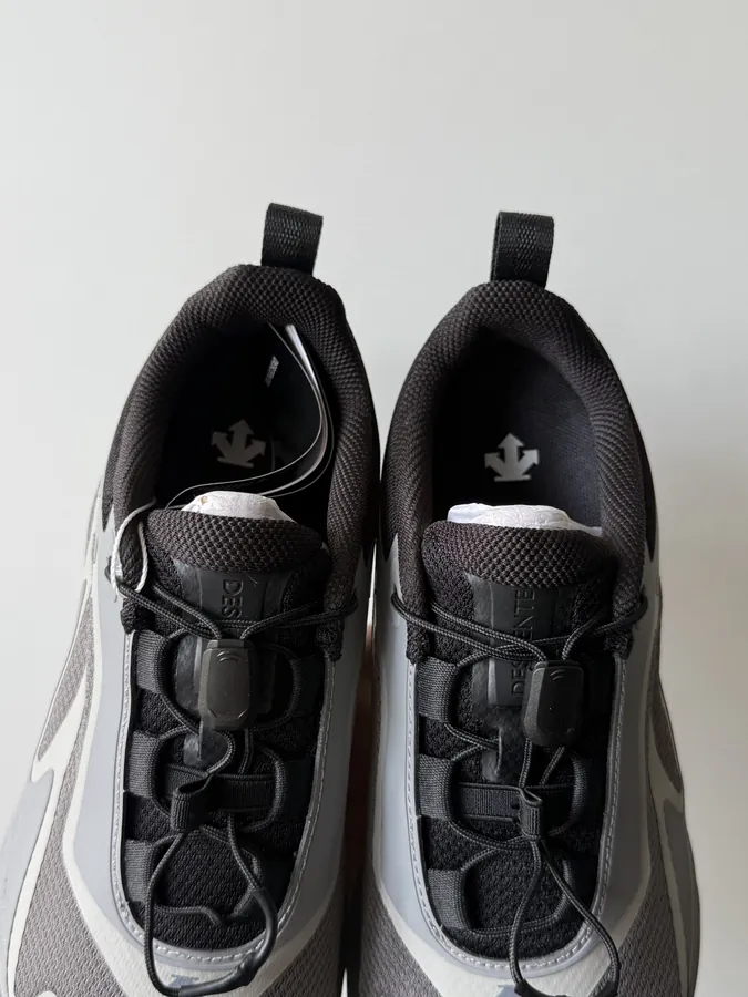 DESCENTE Running Shoes Carbon Gray, Lightweight and Contoured Fit