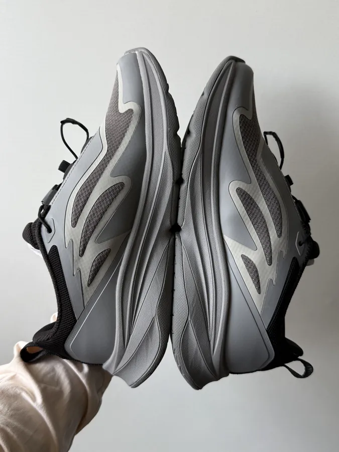 DESCENTE Running Shoes Carbon Gray, Lightweight and Contoured Fit