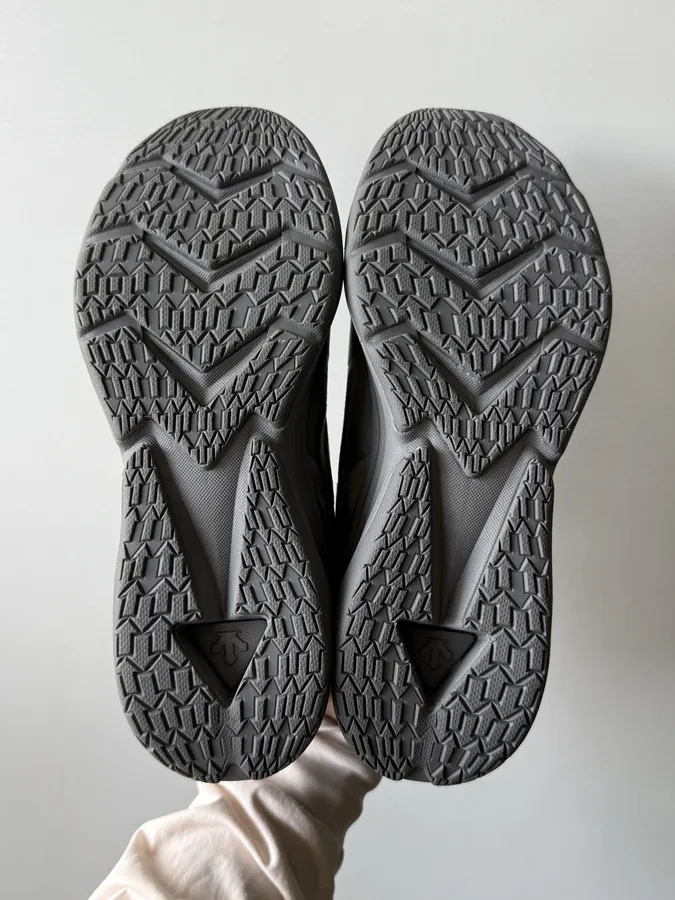 DESCENTE Running Shoes Carbon Gray, Lightweight and Contoured Fit