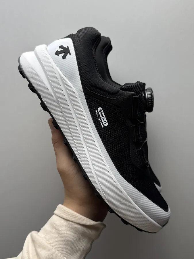 DEScente Bare Sole Black and White