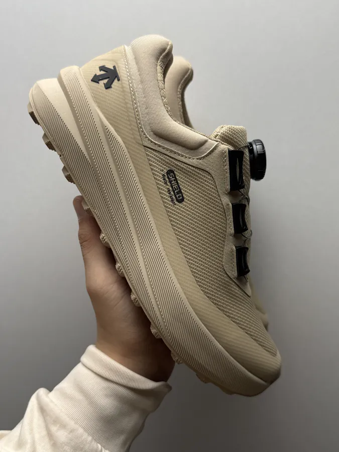 DESCENTE 卡其色裸鞋圈