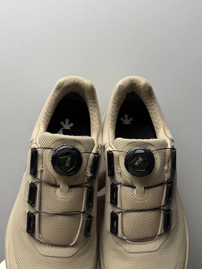 DESCENTE 卡其色裸鞋圈